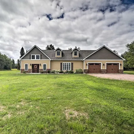 Upstate Hideaway With Hot Tub, 13 Mi To Malone! Villa